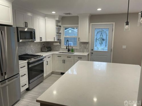 74 Alwat St, Woodbridge, NJ 07095-2401