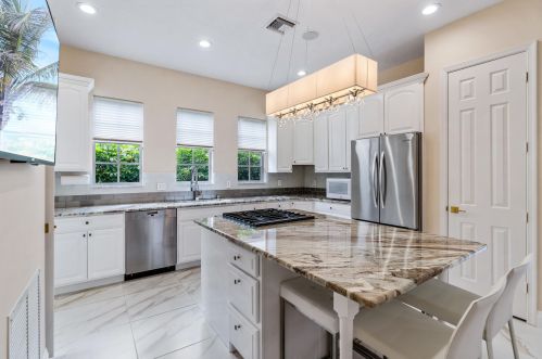 208 Glacier St, West Palm Beach, FL 33410-1555