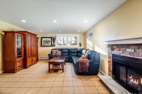 33 Sunset Hill Rd, Brookfield Center CT  06804-3448 exterior