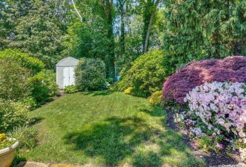 34 Pine Dr, Elwood, NY 11731-1218