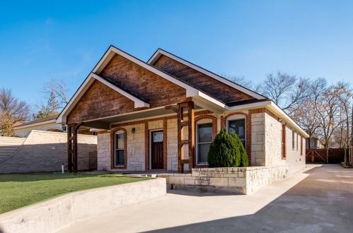 2742 12th St, Dallas, TX 75211-2705