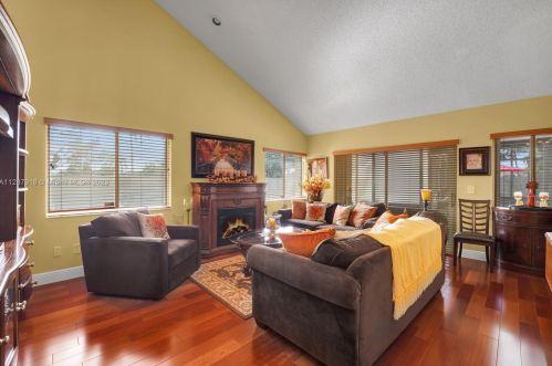 18126 61st Pl, Hialeah FL  33015-5601 exterior