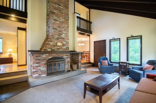 2 Meeting House Rd, Lincoln, RI 02865-3807