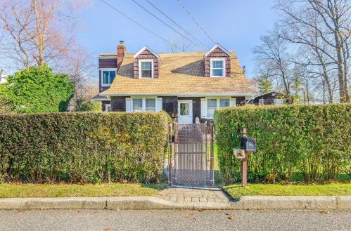 61 Grove Rd, San Remo NY  11754-3325 exterior