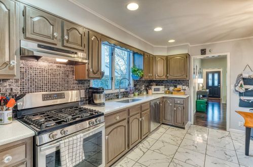 8 Wilson St, East Rockaway, NY 11518-1009