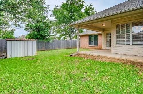8400 Crystal Ln, Fort Worth, TX 76182-3636