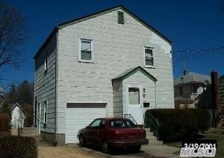 127 Seaman Ave, Freeport, NY 11520-1625