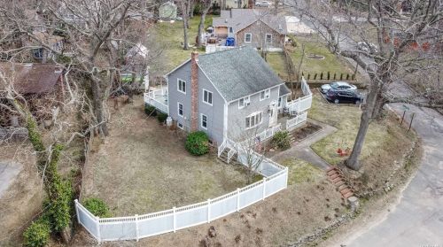 53 Riverhead Rd, Scotts Beach, NY 11789-1128