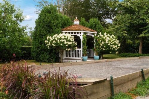 31 Bowery St, Middletown RI  02840-3560 exterior