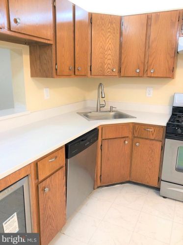 6 Wosniak Ct, Trenton NJ  08648-2630 exterior