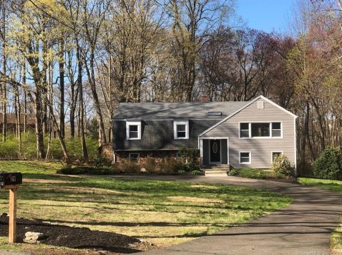 29 Porters Hill Rd, Bridgeport, CT 06611-1433