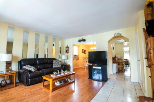 3242 Radio Dr, Bronx, NY 10465-1204