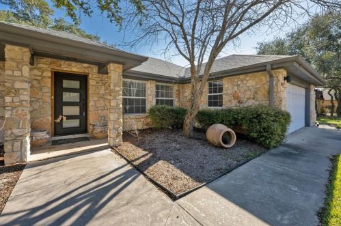 810 Meadow Oaks Dr, Mount Sharp TX  78620-3678 exterior