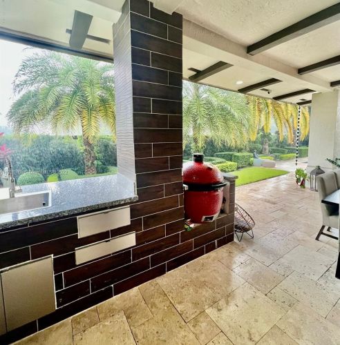 8625 169th Ter, Hialeah FL  33016-6158 exterior