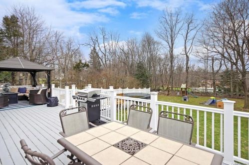 80 Friendly Rd, Mahopac NY  10541-1922 exterior