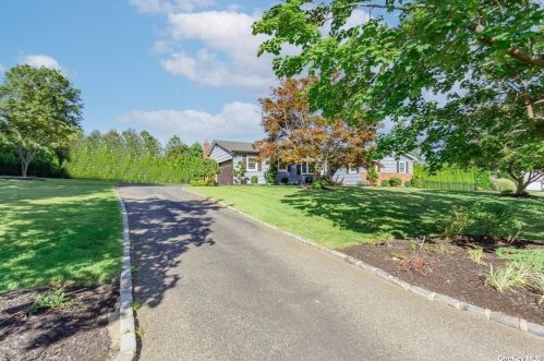 30 Louis Dr, Huntington Station NY  11747-1911 exterior