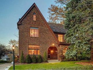 5427 Beacon St, Pittsburgh, PA 15217-1901