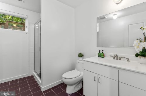 3709 Whispering Ln, Falls Church VA  22041-1121 exterior