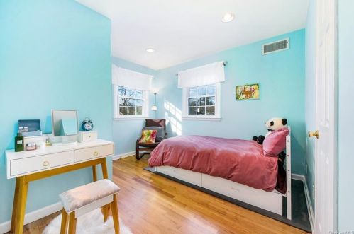 14 Sammis Ln, White Plains NY  10605-4631 exterior