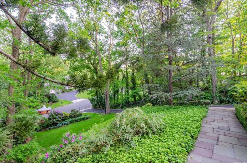16 Ponderosa Dr, Huntington Station, NY 11747-2405