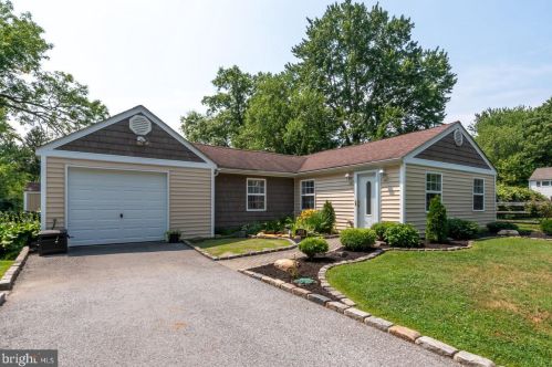 308 Half Acre Dr, Wilmington, DE 19803-1811