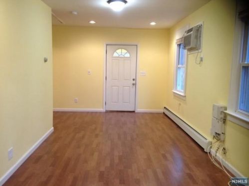 585 Barnett Pl, Ridgewood NJ  07450-1601 exterior