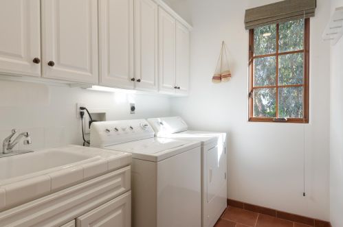 1024 Canon Perdido St, Santa Barbara CA  93103-2454 exterior