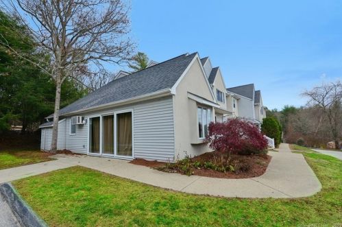 19 Knollwoods Ln, Putnam, CT 06260-1323