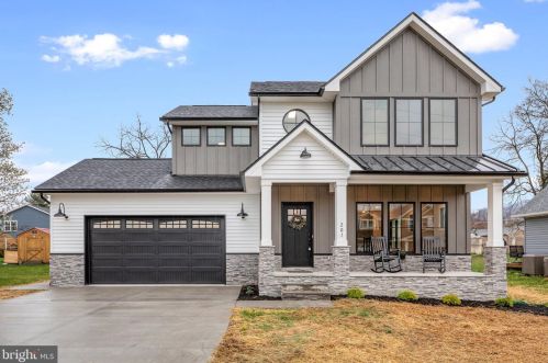 201 Virginia St, Strasburg, VA 22657-1621