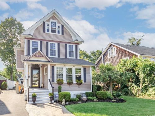 26 Howard St, Babylon, NY 11702-2304