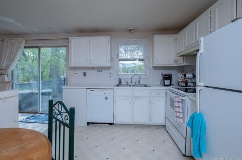 38 Pieper Dr, Wallingford CT  06492-2016 exterior