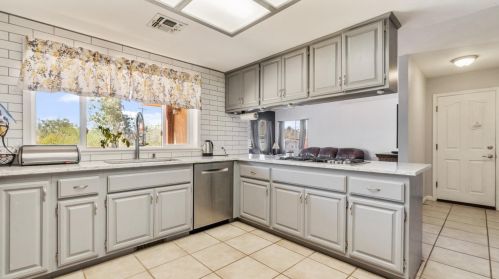 2200 E St, Rio Linda, CA 95673-5326