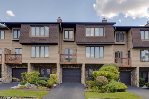 61 Woodland Dr, West Paterson, NJ 07424-3707