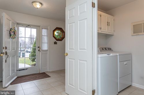 39 Feather Ct, Southampton, PA 18966-1933