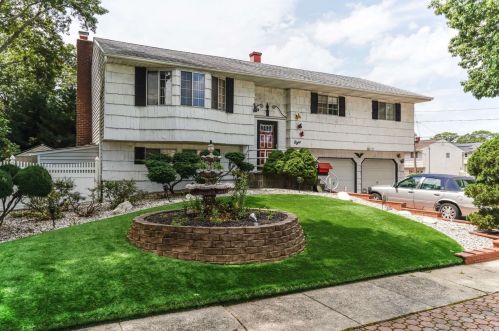 8 Webster Ave, West Islip, NY 11795-1322