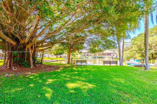 507 Dona Dr, Nokomis FL  34275-2613 exterior