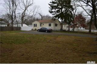 9 William St, Farmingville, NY 11738-2425