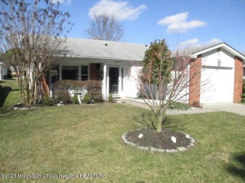 26 Ashford Dr, Bricktown, NJ 08723-7811