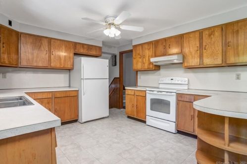 27 Welch Rd, North Haven CT  06473-2844 exterior