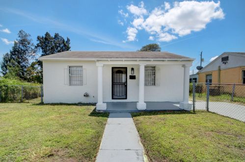 579 4th St, West Palm Beach, FL 33404-7821