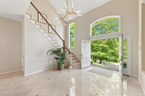 5 Pond Hollow Ct, Pleasantville, NY 10570-2542