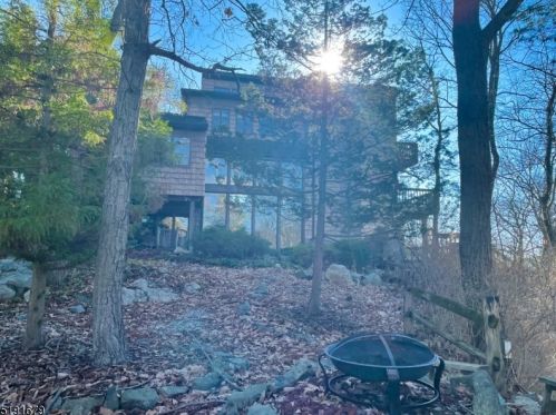 142 Magee Rd, Skyline Lakes NJ  07456-1123 exterior