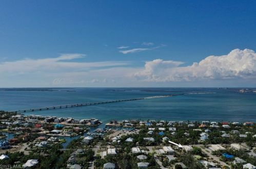 601 Periwinkle Way, Sanibel FL  33957-3935 exterior