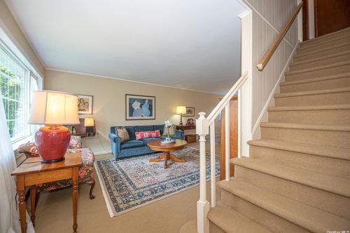 77 Herbert Ave, North Lindenhurst, NY 11757-5320