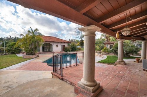 1129 Sugarbush Dr, Vista CA  92084-6605 exterior