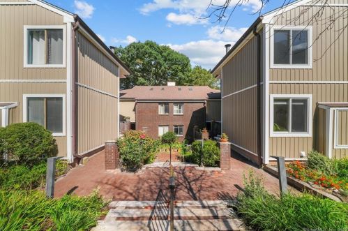 35 Hearthstone Dr, Brookfield Center, CT 06804-3007