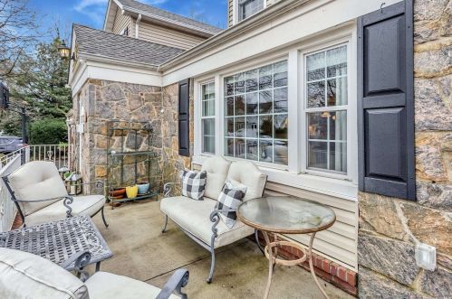 40 Rowe Ave, Lynbrook, NY 11563-4222