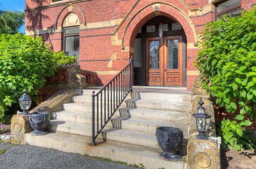 30 Red Cross Ave, Middletown RI 02840-3353 exterior