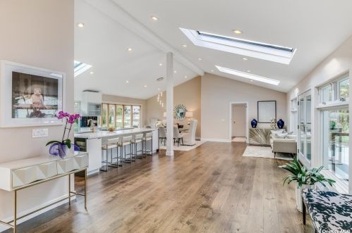 2 Blue Sea Ln, Great Neck NY  11024-1504 exterior