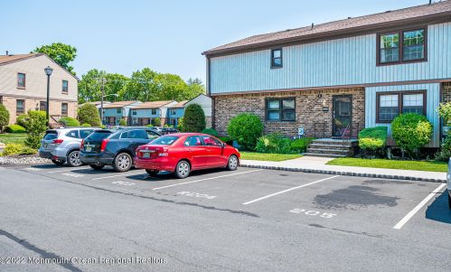 2 Highview Dr, Woodbridge, NJ 07095-3905